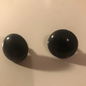 Svarta örhängen  - Säljer dessa svart örhängen! Kom privat vid intresse💕