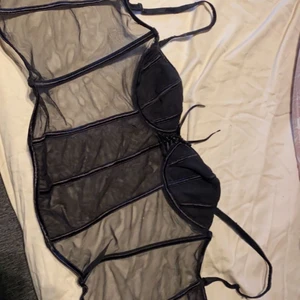 Korsettopp svart stl 70B - Svart korsettopp i jättefint skick i stl 70B. Sitter som en xs på. Skriv privat för fler bilder och funderingar!🥰🥰