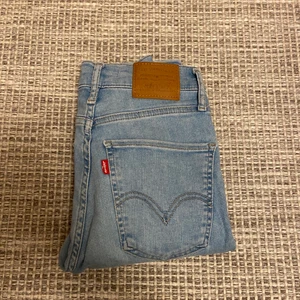 Levis jeans - Säljer ett par levis jeans i fint skick ”mile high super skinny”😊 lite för små i midjan på mig men passar perfekt i längden, är 160☺️ säljer för 280 ink frakt🙃