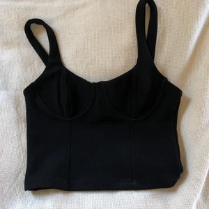 Topp från Zara - Hej! Säljer denna oanvända topp från Zara. Tyvärr för liten för mig. Passar storlek S-M. 