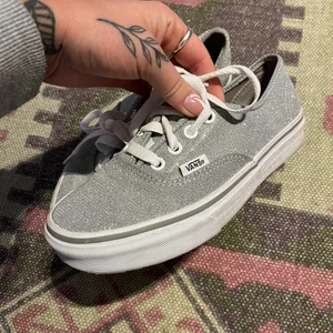 Glittriga silver VANS - Super snygga glittriga silver VANS, använd 1-2 gånger så helt i nyskick! Storlek 36. Inköpt i USA. Svårt att få till på bilden men väldigt glittriga!! 