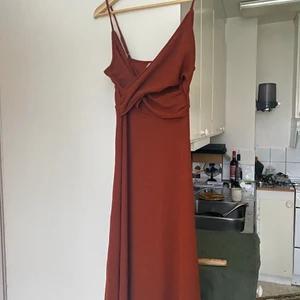 Glittrig långklänning - Superfin bärnstensfärgad klänning som glittrar otroligt fint! I bysten korsas materialet (ses på bilden) jättefint! Klänningen är i stretchigt material så den passar även mig som generellt har M! Skulle säkert passa L också! Om du har någon fråga eller vill se mer bilder så är det bara att skriva <3 Frakt tillkommer