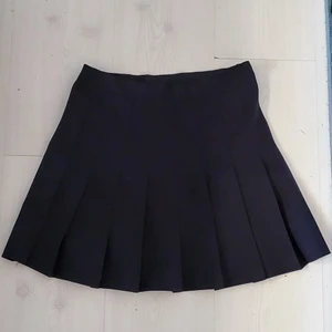 Svart/mörkblå tenniskjol  - Tenniskjol köpt för ca ett år sedan på plick. I perfekt skick men används aldrig längre. Den är mörkblå men väldigt mörk, ser nästan svart ut. ❤🌈🍃