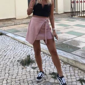 Rosa mockakjol - Säljer min rosa mockakjol i storlek S från Nelly. Såå skönt material. Säljer för 120kr. 