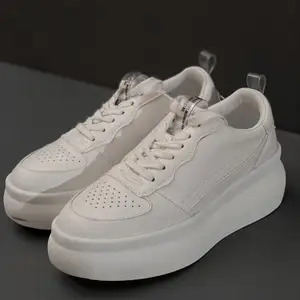 Platå sneakers vita från berskha. Aldrig använda