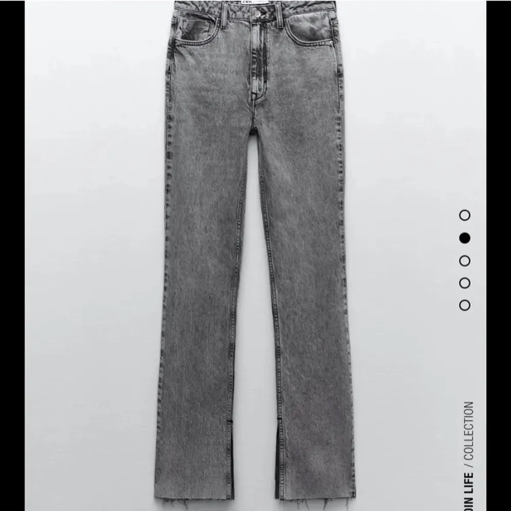 Säljer dessa populära grå zara jeans, så fina och helt nyans har endast testat dem.. Jeans & Byxor.