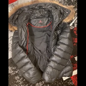 Chelsea🖤 - Hel, Säljer min väldigt varma o fina pälsjacka som är köpt på Chelsea helt ny & i bra kvalité. Pälsen är avtagbar för en höst/vår stil, har aldrig använt den. Nypris: 3000 Äkta päls! Pris kan diskuteras vid snabb affär!