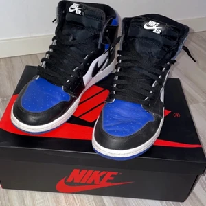 Jordan 1 high  - Säljer nu mina Jordan air high storlek 41 herr. Dem är inköpta i september och otroligt försiktigt använda. Alltid användt inlägg så de inte cruisar sig. Kartong, extra skosnöre medföljer. Inköpta för 4000kr. Mitt pris 2400kr står även för frakten vid snabb o smidig affär.