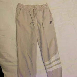 Beige Adidas Byxor - Jättefina beige adidas byxor. Älskade dem innan men dem är för små för mig nu. Frakt tillkommer.