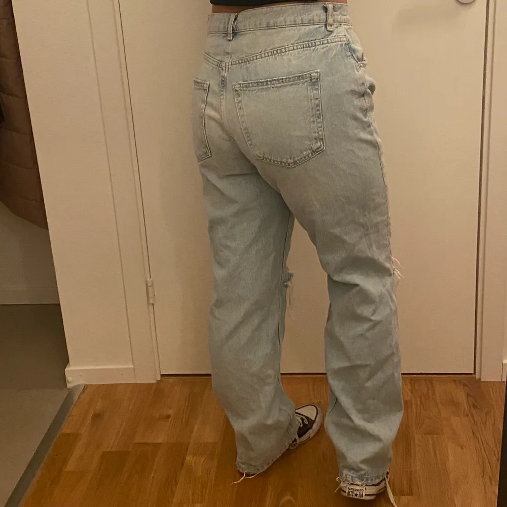 Säljer dessa jeans från Ginatricot i modellen ”90s petite high waist jeans”. Dessa är alltså i petit vilket är en perfekt längd för någon som är ungefär 160 cm lång. Säljer pågrund av att dem aldrig kommit till användning, då dem är stora på mig.  Storlek: 42, men passar nog även någon som är storlek 40.🤍. Jeans & Byxor.