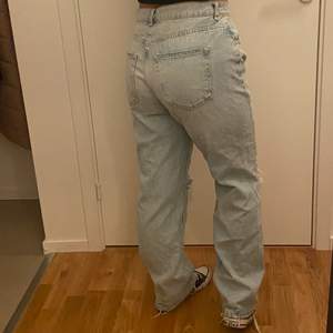 Säljer dessa jeans från Ginatricot i modellen ”90s petite high waist jeans”. Dessa är alltså i petit vilket är en perfekt längd för någon som är ungefär 160 cm lång. Säljer pågrund av att dem aldrig kommit till användning, då dem är stora på mig.  Storlek: 42, men passar nog även någon som är storlek 40.🤍