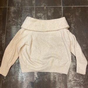 Beige stickadtröja som är soff shoulder. - Tröjan är från H&M och är i storlek XS.