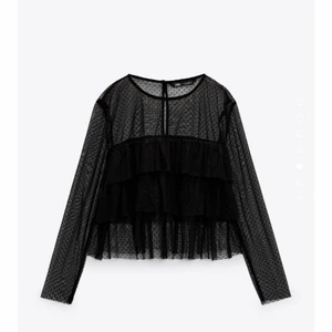 Zara blus - Säljer denna populära och slutsålda topp i storlek M. Om flera är intresserade får ni bud i kommentarerna. Använd en gång! 