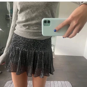 Zara kjol - Säljer denna magiska glitter kjol från zara perfect för fester! Man kan också använda som tröja! Är intresserad av byte också! Storlek S💓 super snygg och enkel att matcha!