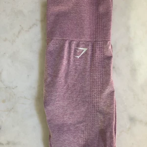 Gymshark vital seamless - Säljer mina vital seamless från gymshark, kollektionen säljs inte längre. Ett litet hål på vaden som knappt är märkbart. Annars felfria. Storlek M