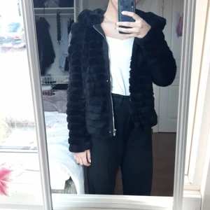 Flyffigjacka  - Super fin svart jacka ⚡💜