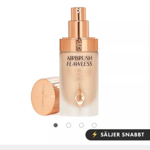 Charlotte Tilbury foundation - Säljer denna helt nya Charlotte Tilbury Airbrush Flawless foundation i färgen 5 neutral då färgen inte passade mig. Endast testad. Har beställt en ny eftersom jag älskade hur det täckte ansiktet och det kändes knappt att det var någonting på ansiktet. Rekommenderar starkt. Nypris är 460kr men jag säljer den för 300kr. Köparen står för frakt.