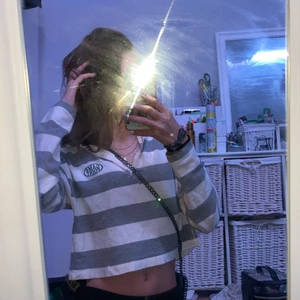 Snygg långarmad tröja - Skut snygg tennis tröja från gina. den är typ smått stickad men ändå tunt tät material med en knapp öppning och grönt broderat märke, Aldrig använd och inga defekter köptes för ca 250kr och säljer för 100kr den är xxs men är stor i storleken så passar upp till M