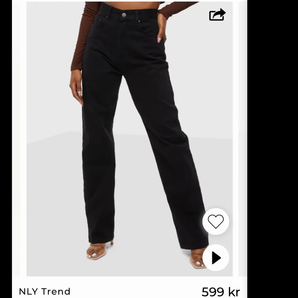 ett par svarta jeans från nelly, aldrig använda, säljer pågrund av fel storlek, därav ny skick, storlek 40, köptes för 600kr men säljer för 400kr 🖤 köparen står för frakten . Jeans & Byxor.
