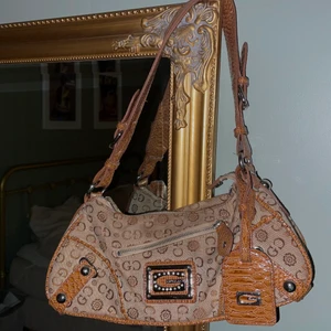 Guess väska - Säljer min guess väska eftersom jag köpt en ny som jag använder mer. Köpt på humana för något år sedan och jag använt den en del men fortfarande bra skick. Får plats med mycket men inte allt för stor!💕