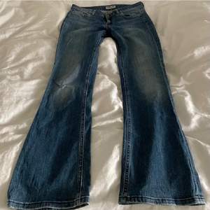 Midwaist jeans ifrån lee❣️ köpte här på plick men de satt inte rätt på mig tyvärr! Storlek S, ungefär 27-31. Är 174 och de är lite korta på mig. ( Lånade bilder från förra säljaren) skriv privat om ni är intresserade eller har några frågor🥰