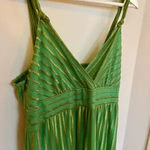 Grön/glittrig klänning, second hand! 💚