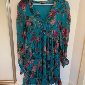 Blommig klänning - Blommig klänning med fina detaljer! 💙💙💚💙💙