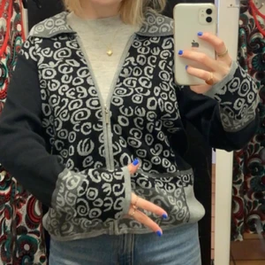 Mönstrad kofta - Super fin kofta som jag hittade på second hand, inte hunnit använda ännu! 🤍🤍