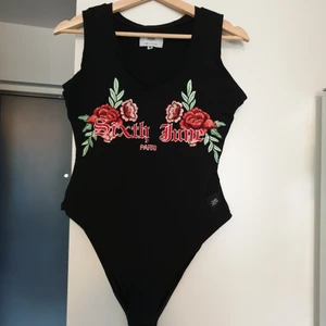 Svart body med tryck storlek M - Body med tryck, sixth june Paris. Storlek M