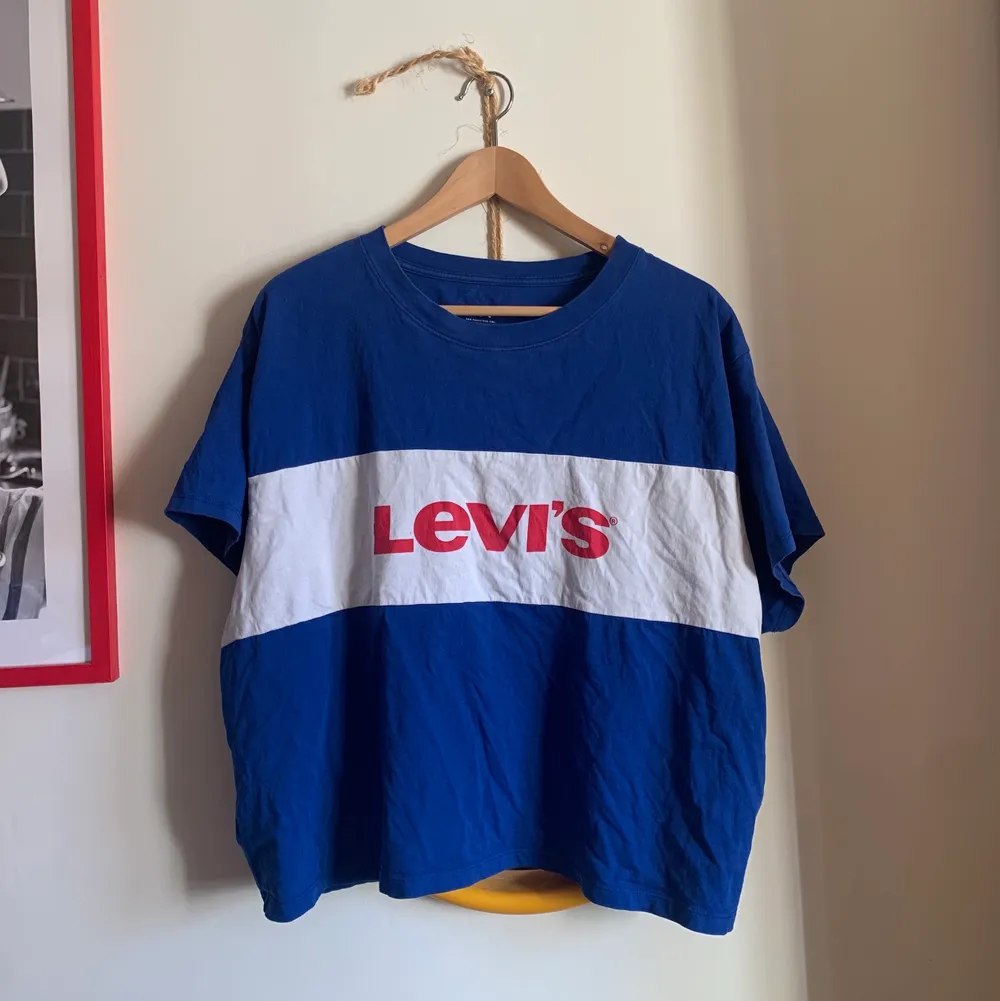 Köpt på Levis i New York. Jättemysig, bekväm myströja som passar till allt. Kort i magen men ingen magtröja. . T-shirts.