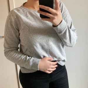 Tjock tröja - Enekl Tjock tröja från only i storlek L men passar också M 