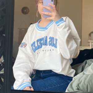 College tröja  - Jag säljer den fin tröja som är i storlek S/M.😊🤍