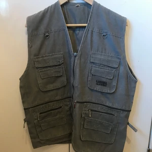 Väst  - Cool väst. Begagnad men sällan använd. Stl L men sitter snyggt oversized på S. Exklusive frakt 