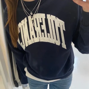 Collegetröja  - Säljer denna tröja från weekday i storlek M. Den är använd fåtal gånger och i ett väldigt fint skick. Säljer för 150 kr + frakt. LÅNAD BILD. Skriv privat för fler bilder 