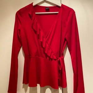 Tröja med volang - Knyts vid midjan. 