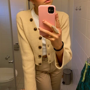 Ribbstickad kofta - Säljer denna ribbstickade beiga koftan från Nakd i hopp om att hitta en ny ägare! 🥰 koftan är i jättebra skick och går under storlek S. Funkar att ha både öppen med en t-shirt eller liknande under, eller som stängd och fungerar då som en vanlig stickad tröja.