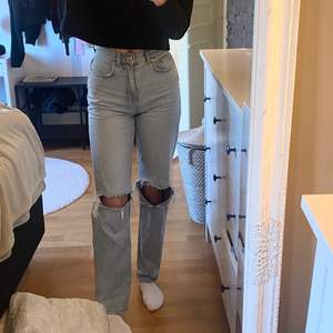 Säljer dessa jeans från Gina tricot i modellen 90s high waist. Storlek 34 och passar bra i längden på mig som är 168cm💗