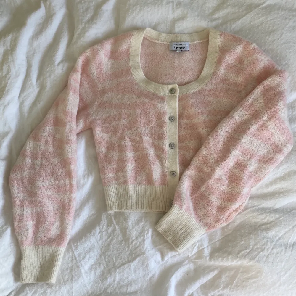 Supersöt vit/rosa zebrarandig stickad tröja från &other stories. Stickat.