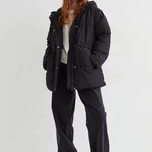 Vinter jacka  - Hej! Säljer denna vinter jackan från hm för 350 kr köpte den för 400 kr den är i storlek xs 