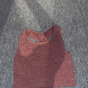 En sporttopp - Storlek- Xs/S. Nån slags rosa, röd färg. Köpte den för 1 år sen men knappt aldrig använd. 