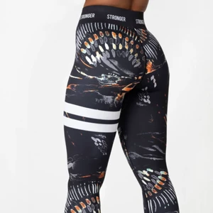 Stronger Voodoo Tights - Supersnygga Stronger Voodoo Tights strl XS. Säljer för att de är för små för mig. Inte mycket använda så jättefint skick! Köpta för 799 kr. Köparen står för frakten. Priset kan diskuteras.