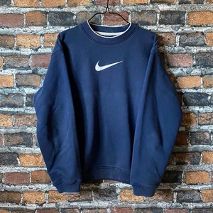Vintage Nike Sweater - En ursnygg marinblåa vintage Sweater från märket Nike. I fint skick, kommer inte längre till användning därav säljes. Frakten är spårbar med PostNord. För fler bilder kontakta mig 💯