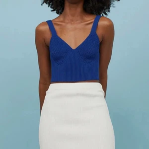 Stickad blå topp! - En fin stickad topp ifrån HM som jag aldrig använt för den är något för liten för mig. Toppen har kvar lappen och kostade 250kr ny, köpt på HMs hemsida. 🤍 Skriv gärna privat för egna bilder på toppen eller andra frågor, svarar ofta ganska snabbt!! 