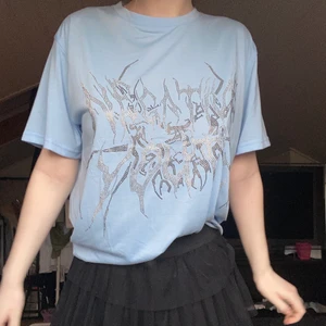 T shirt - Säljer denna ASCOOLA t shirt!!! Den har tyvärr aldrig kommit till användning;(  den är oversized så den passar XS-M💕