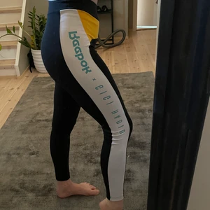 Träningstights Reebok  - Reebok x gigi hadid träningstights, sparsamt använda. Strlk xs men passar xs-small. Köparens står för frakt.