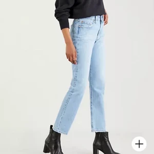 Levis 501 - Säljer dessa snygga levis jeans, ett par 501 orginal! Sparsamt använda, men som tyvärr blivit för små strl w27 l28. Köparen står för frakten!