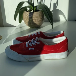 Röda vans❤️‍🔥 - Röda vans i storlek 37!❤️‍🔥❣️❤️ Knappt använda i väldigt bra skick!