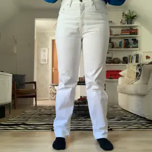 Ett par sjukt snygga vita jeans från Levis i strl W34 L32. Tyvärr något för små för mig så söker vidare. Finns en liten fläck på insidan av låret (se bild 3) därav säljer jag dem billigt! I övrigt i väldigt fint skick😍