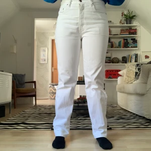 BILLIGA Levis jeans - Ett par sjukt snygga vita jeans från Levis i strl W34 L32. Tyvärr något för små för mig så söker vidare. Finns en liten fläck på insidan av låret (se bild 3) därav säljer jag dem billigt! I övrigt i väldigt fint skick😍