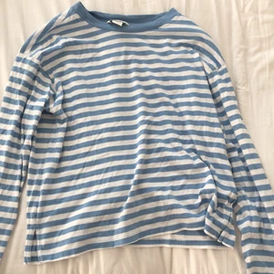 Monkey  - Trendig randig tröja köpt på monkey för ett tag sedan. Knappt använd! 